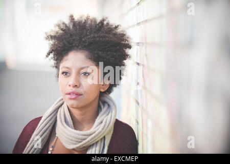 De beaux cheveux noirs frisés femme africaine en ville Banque D'Images