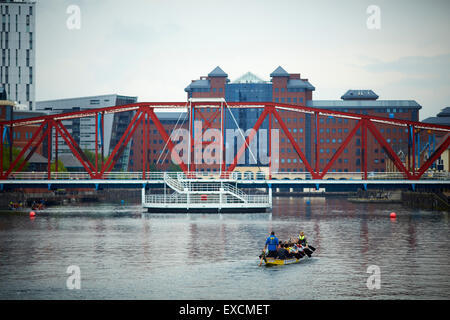 Salford Quays avec le Pont de Detroit une course de bateaux-dragons dans le bassin UK Grande-bretagne British United Kingdom Europe Européen Banque D'Images