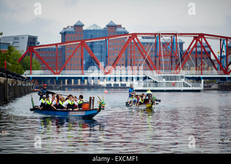 Salford Quays avec le Pont de Detroit une course de bateaux-dragons dans le bassin UK Grande-bretagne British United Kingdom Europe Européen Banque D'Images