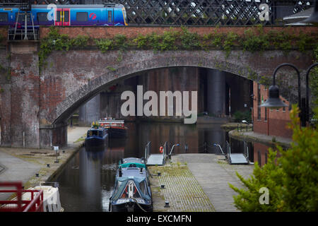 Castlefiled bassin dans le centre-ville de Manchester un premier train traverse le viaduc du canal en bateau, les canaux 15-04 river stream wate Banque D'Images