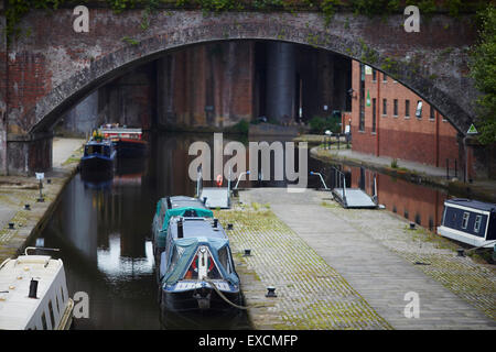 Castlefiled bassin dans le centre-ville de Manchester un premier train traverse le viaduc du canal en bateau, les canaux 15-04 river stream wate Banque D'Images