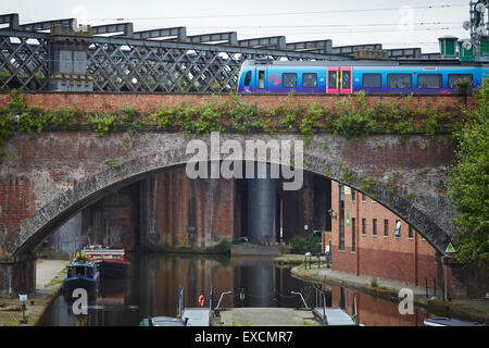 Castlefiled bassin dans le centre-ville de Manchester un premier train traverse le viaduc du canal en bateau, les canaux 15-04 river stream wate Banque D'Images