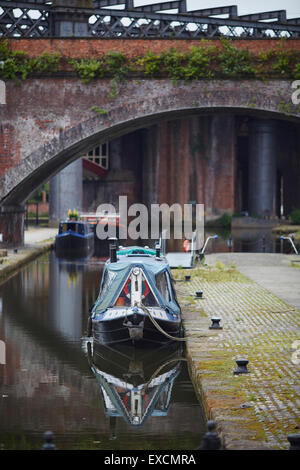 Castlefiled bassin dans le centre-ville de Manchester un premier train traverse le viaduc du canal en bateau, les canaux 15-04 river stream wate Banque D'Images