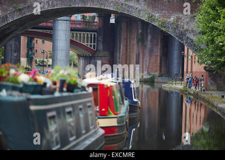 Castlefiled bassin dans le centre-ville de Manchester un premier train traverse le viaduc du canal en bateau, les canaux 15-04 river stream wate Banque D'Images