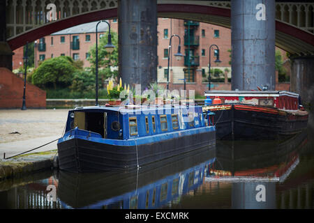 Castlefiled bassin dans le centre-ville de Manchester un premier train traverse le viaduc du canal en bateau, les canaux 15-04 river stream wate Banque D'Images