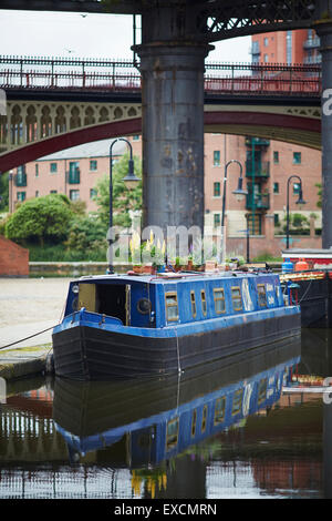 Castlefiled bassin dans le centre-ville de Manchester un premier train traverse le viaduc du canal en bateau, les canaux 15-04 river stream wate Banque D'Images