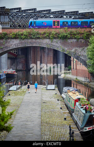 Castlefiled bassin dans le centre-ville de Manchester un premier train traverse le viaduc du canal en bateau, les canaux 15-04 river stream wate Banque D'Images