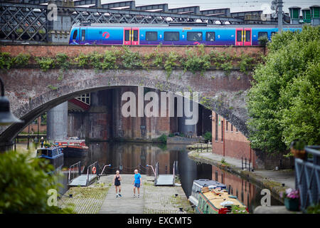 Castlefiled bassin dans le centre-ville de Manchester un premier train traverse le viaduc du canal en bateau, les canaux 15-04 river stream wate Banque D'Images