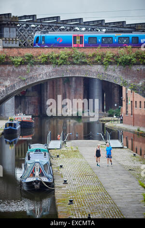 Castlefiled bassin dans le centre-ville de Manchester un premier train traverse le viaduc du canal en bateau, les canaux 15-04 river stream wate Banque D'Images