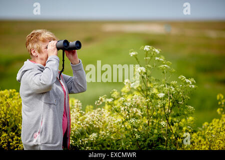 Images autour de Southport à regarder avec des jumelles à Lady's chers sienne filles femmes femme femmes elle épouse girlfrie Banque D'Images