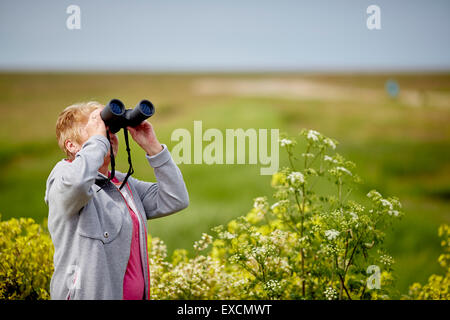 Images autour de Southport à regarder avec des jumelles à Lady's chers sienne filles femmes femme femmes elle épouse Banque D'Images