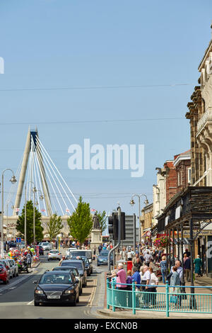 Images autour de Southport en photo Lord Street avec la Marine Way Bridge derrière Southport est une grande ville balnéaire dans le Banque D'Images