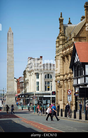 Images autour de Southport en photo War Memorial sur Lord Street, Southport, Merseyside. L'obélisque est de 67 pieds 6 pouces (2 Banque D'Images