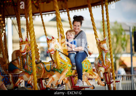 Images autour de Southport en photo la mère et l'enfant sur un carrousel à la mer/Southport est une grande ville balnéaire dans le Banque D'Images