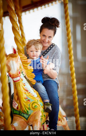 Images autour de Southport en photo la mère et l'enfant sur un carrousel à la mer/Southport est une grande ville balnéaire dans le Banque D'Images