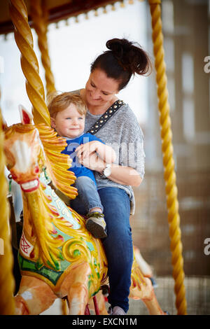 Images autour de Southport en photo la mère et l'enfant sur un carrousel à la mer/Southport est une grande ville balnéaire dans le Banque D'Images