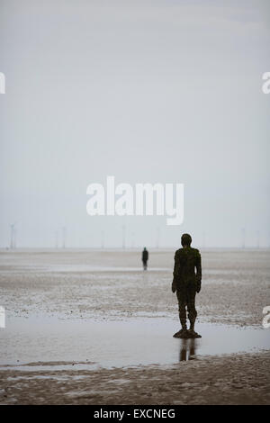 Des images autour d'un autre lieu de Southport est un morceau de sculpture moderne par Antony Gormley. Il se compose de 100 fonte sculptu Banque D'Images