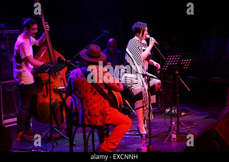 Gdynia, Pologne. 11 juillet, 2015. 10e Festival de Jazz Ladies' commence à Gdynia. Mika Urbaniak Quartet interprète en direct sur la scène au cours de la première journée du Festival de Gdynia Crédit Théâtre Musical : Michal Fludra/Alamy Live News Banque D'Images