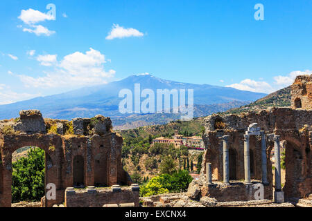 L'Etna du grec amphithéâtre romain de Taormina, Messina, Sicile, Italie Banque D'Images