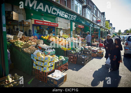 MANCHESTER Whalley Range salon boutiques sur Clarendon Road supermarché Fruits Aliments monde asiatique street traders pakistan indien communi Banque D'Images