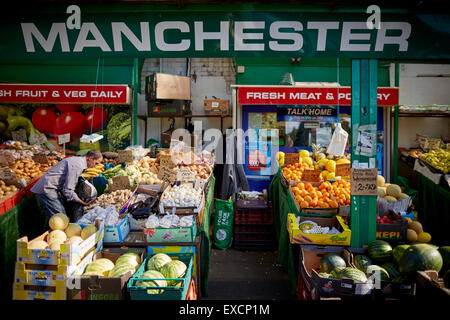 MANCHESTER Whalley Range salon boutiques sur Clarendon Road supermarché Fruits Aliments monde asiatique street traders pakistan indien communi Banque D'Images