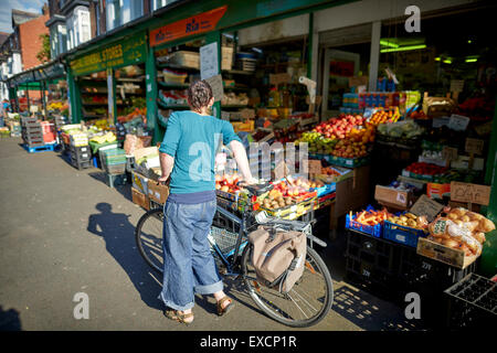 MANCHESTER Whalley Range salon boutiques sur Clarendon Road supermarché Fruits Aliments monde asiatique street traders pakistan indien communi Banque D'Images