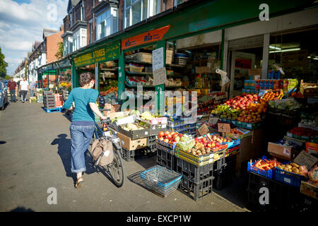 MANCHESTER Whalley Range salon boutiques sur Clarendon Road supermarché Fruits Aliments monde asiatique street traders pakistan indien communi Banque D'Images