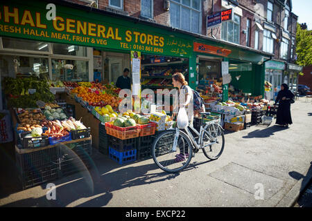 MANCHESTER Whalley Range salon boutiques sur Clarendon Road supermarché Fruits Aliments monde asiatique street traders pakistan indien communi Banque D'Images