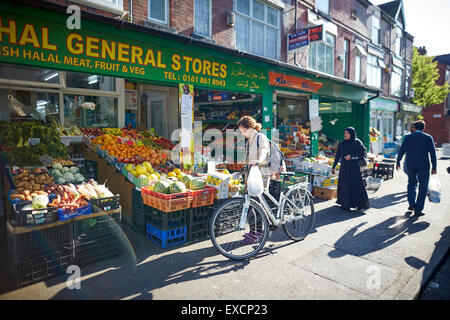 MANCHESTER Whalley Range salon boutiques sur Clarendon Road supermarché Fruits Aliments monde asiatique street traders pakistan indien communi Banque D'Images