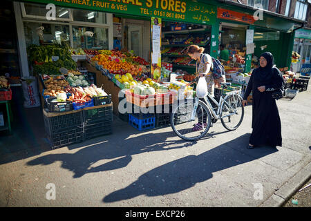 MANCHESTER Whalley Range salon boutiques sur Clarendon Road supermarché Fruits Aliments monde asiatique street traders pakistan indien communi Banque D'Images