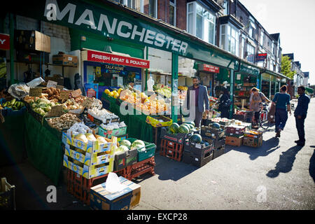 MANCHESTER Whalley Range salon boutiques sur Clarendon Road supermarché Fruits Aliments monde asiatique street traders pakistan indien communi Banque D'Images