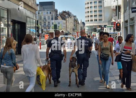 Bruxelles, Belgique. 10 juillet, 2015. Les policiers belges guard zone piétonne au centre de Bruxelles, le vendredi 10 juillet 2015. À partir de 10 juillet zone piétonne autour de la Grand-place élargi : Crédit Skyfish/Alamy Live News Banque D'Images