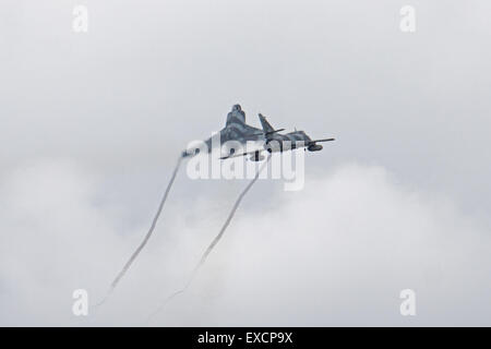 Yeovilton, Somerset, Royaume-Uni. 11 juillet, 2015. Une Paire de Super Etendard de la marine française où deux des quatre avions de la marine française qui ont exploité de la Charles de Gaulle aux commandes au cours du salon international Air jour qui est l'accueil de la Marine royale, s Force d'hélicoptères et le Commando Lynx Wildcat Force des hélicoptères maritimes, la station célèbre son 75e anniversaire cette année Crédit : David Billinge/Alamy Live News Banque D'Images