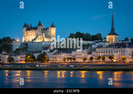 Plus de Twilight Chateau Saumur (b. 12e siècle), et le fleuve Loire, Maine-et-Loire, Centre, France Banque D'Images