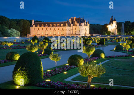 Courts de jardin de Diane de Poitiers et Château de Chenonceau dans la vallée de la Loire Centre, France Banque D'Images