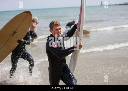 Un jeune homme participe à l'événement classique Surf Dairyland, une source d'eau fraîche de l'événement surf sur le lac Michigan. Banque D'Images