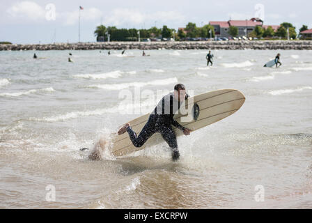 Un jeune homme participe à l'événement classique Surf Dairyland, une source d'eau fraîche de l'événement surf sur le lac Michigan. Banque D'Images