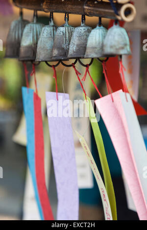 Wind Chimes (Fuurin japonais) sur l'affichage au cours de l'assemblée ''Fuurin Matsuri'' festival le 11 juillet 2015, à Tokyo, Japon. Le festival a lieu au temple de Nishiarai Daishi Adachi Ward, qui affiche une variété de carillon éolien japonais coloré du 11 juillet au 2 août. © Rodrigo Reyes Marin/AFLO/Alamy Live News Banque D'Images