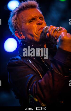 Brescia, Italie. 11 juillet, 2015. La chanteuse punk rock et compositeur Billy Idol qui est représenté sur scène en tant qu'ils exercent sur la Piazza della Loggia à Brescia. Credit : Roberto Finizio/Pacific Press/Alamy Live News Banque D'Images