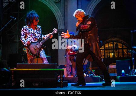 Brescia, Italie. 11 juillet, 2015. La chanteuse punk rock et compositeur Billy Idol qui est représenté sur scène en tant qu'ils exercent sur la Piazza della Loggia à Brescia. Credit : Roberto Finizio/Pacific Press/Alamy Live News Banque D'Images