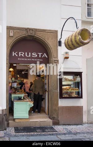 Les clients en attente pour Trdelnik - un gâteau traditionnel slovaque et pâtisseries sucrées à Krusta - Boulangerie artisanale dans la vieille ville de Prague, Banque D'Images