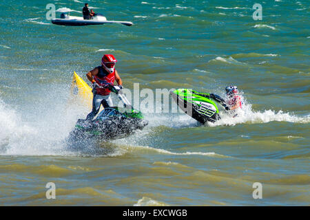 Le Hampshire, au Royaume-Uni. 11 juillet, 2015. Les cavaliers de jetski dans AquaX course 2 de la P1 le 11/07/2015 Aquax à Stokes Bay, à Gosport, Hampshire, England Crédit : James Houlbrook/Alamy Live News Banque D'Images