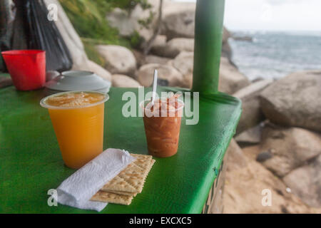 Ceviche et jus d'orange frais pressé à un stand dans le Parc National Tayrona, près de Santa Marta, Colombie. Le parc est l'un des Banque D'Images