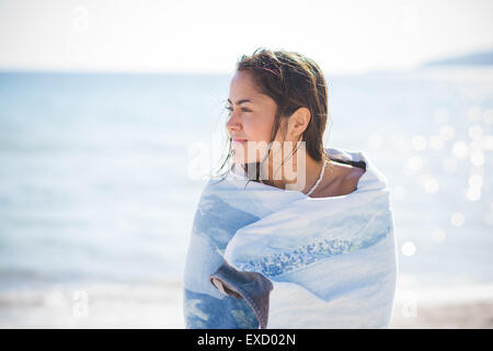 Belle jeune femme brésilienne avec serviette après la baignade en été profil mer Banque D'Images