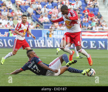 Harrison, NJ, USA. 11 juillet, 2015. New England Revolution avant Juan Agudelo (17) diapositives pour cesser de New York Red Bulls defender Anthony Wallace (6) lors de la MLS match entre les New York Red Bulls et le New England Revolution au Red Bull Arena à Harrison, NEW JERSEY. Langish Mike/Cal Sport Media. Credit : csm/Alamy Live News Banque D'Images