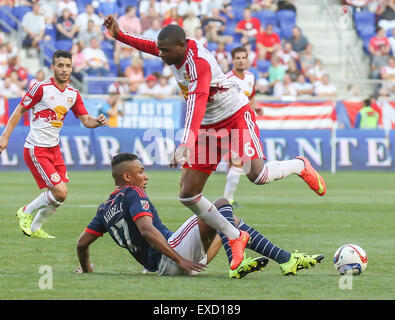 Harrison, NJ, USA. 11 juillet, 2015. New England Revolution avant Juan Agudelo (17) Voyages de New York Red Bulls defender Anthony Wallace (6) lors de la MLS match entre les New York Red Bulls et le New England Revolution au Red Bull Arena à Harrison, NEW JERSEY. Langish Mike/Cal Sport Media. Credit : csm/Alamy Live News Banque D'Images
