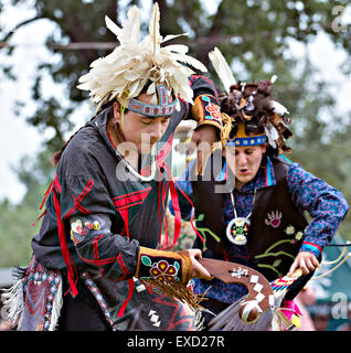 Montréal, Canada. 11 juillet, 2015. Les gens qui portent des costumes traditionnels de la danse au cours de l'Echos d'une nation au pow-wow la réserve de Kahnawake, près de Montréal, Canada, le 11 juillet 2015. Le pow-wow est organisé chaque année par la tribu mohawk local. Crédit : Andrew Soong/Xinhua/Alamy Live News Banque D'Images