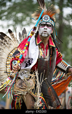 Montréal, Canada. 11 juillet, 2015. Un homme portant le costume traditionnel des danses au cours de l'Echos d'une nation au pow-wow la réserve de Kahnawake, près de Montréal, Canada, le 11 juillet 2015. Le pow-wow est organisé chaque année par la tribu mohawk local. Crédit : Andrew Soong/Xinhua/Alamy Live News Banque D'Images