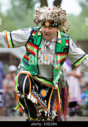 Montréal, Canada. 11 juillet, 2015. Un homme portant le costume traditionnel des danses au cours de l'Echos d'une nation au pow-wow la réserve de Kahnawake, près de Montréal, Canada, le 11 juillet 2015. Le pow-wow est organisé chaque année par la tribu mohawk local. Crédit : Andrew Soong/Xinhua/Alamy Live News Banque D'Images