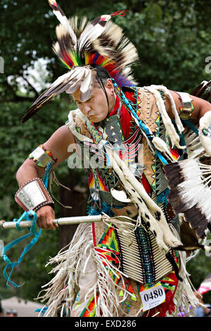 Montréal, Canada. 11 juillet, 2015. Un homme portant le costume traditionnel des danses au cours de l'Echos d'une nation au pow-wow la réserve de Kahnawake, près de Montréal, Canada, le 11 juillet 2015. Le pow-wow est organisé chaque année par la tribu mohawk local. Crédit : Andrew Soong/Xinhua/Alamy Live News Banque D'Images